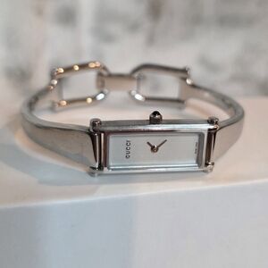 Elegant Gucci Swiss Made Stainless Steel Bangle Dress Watch Silver White Analog